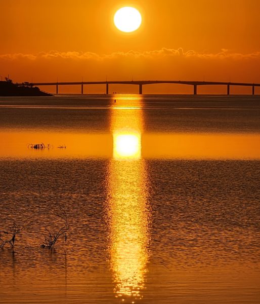うるま市ガイドマップ「うるまいろ」 朝陽に感動 夢と希望に満ち溢れた光の道（浜比嘉大橋）の画像
